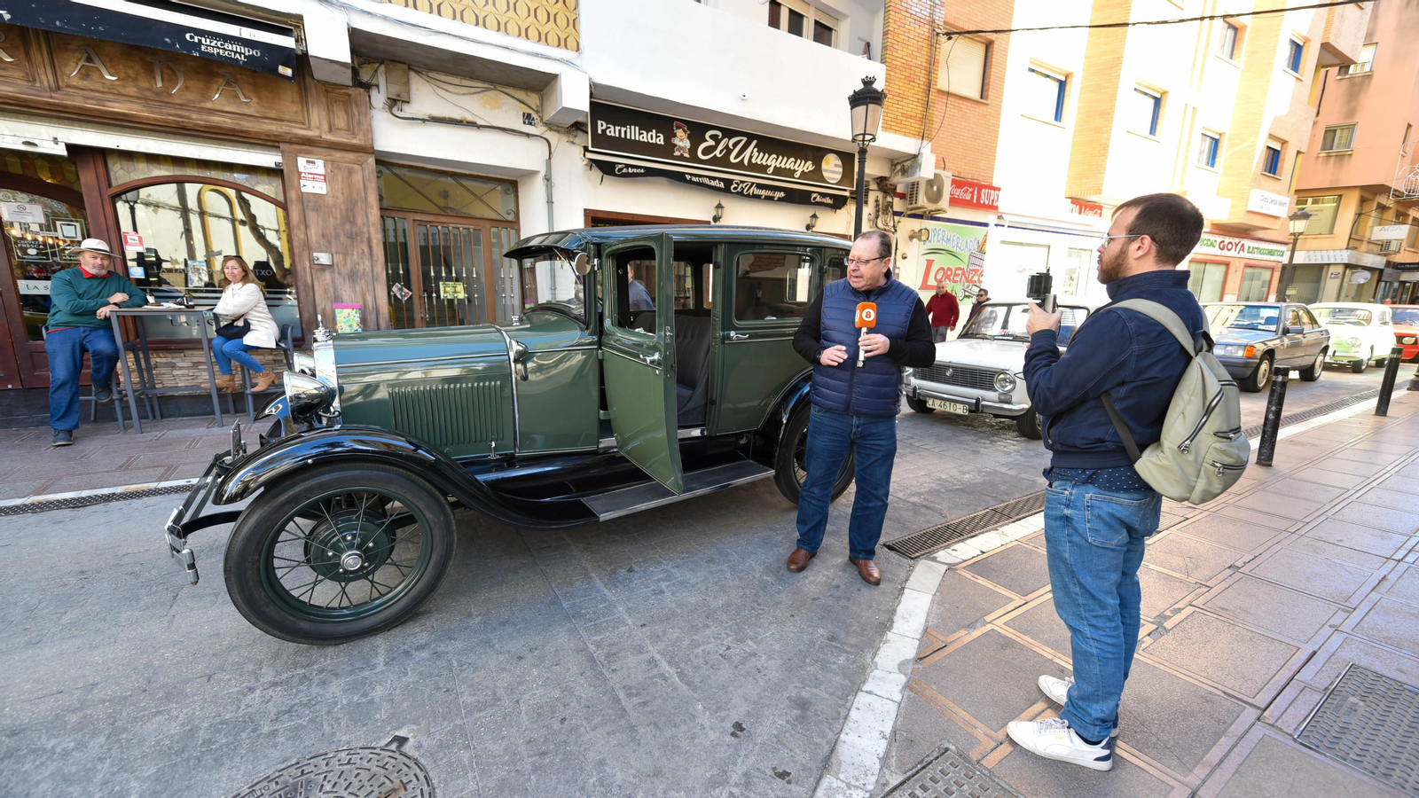 La exhibición de coches de antiguos en el centro de La Línea, en imágenes