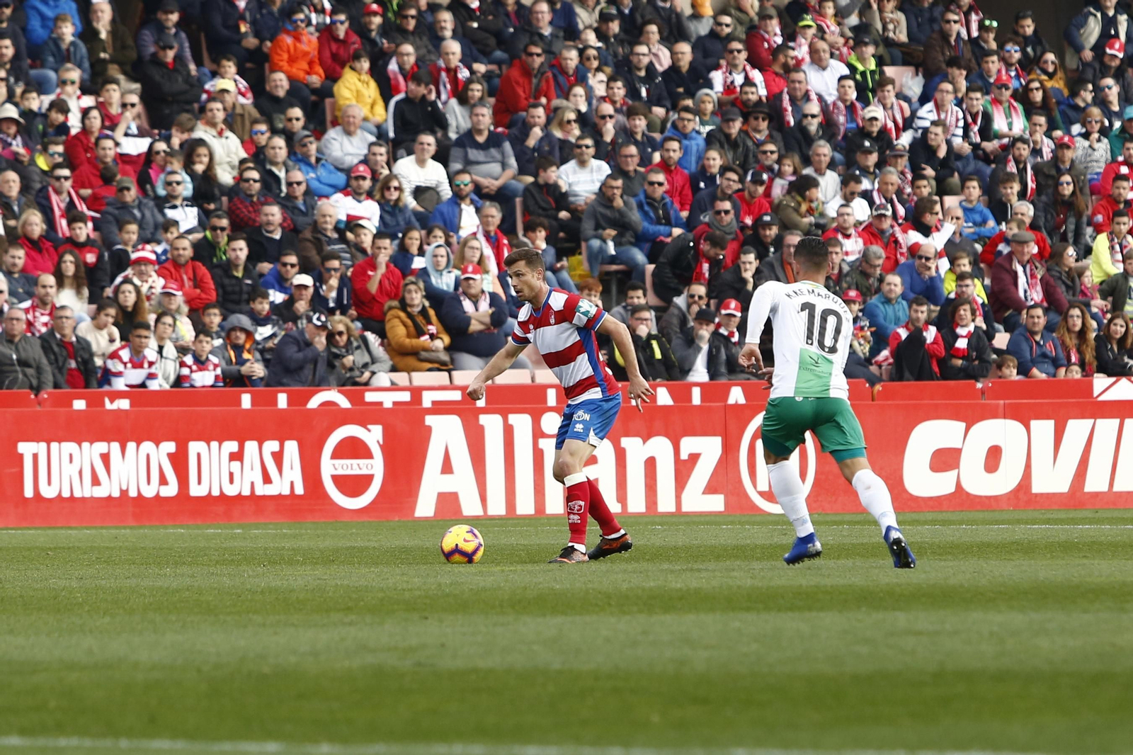 Alberto Martín conduce el balón en el choque ante el Extremadura
