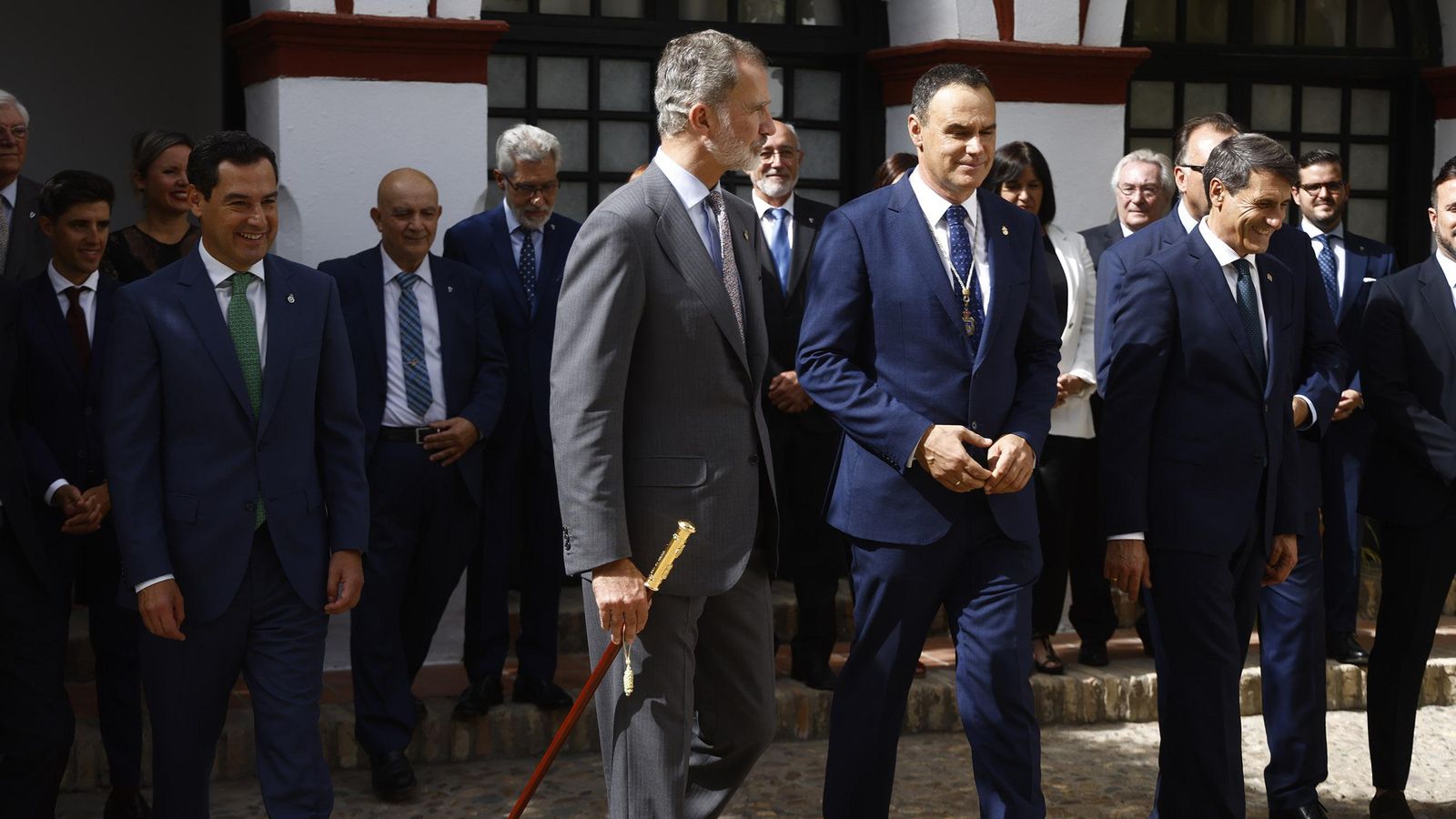 Don Felipe, junto a Juanma Moreno y Pepe Barroso, en la Casa de la Cultura de Lebrija. Don Felipe, junto a Juanma Moreno y Pepe Barroso, en la Casa de la Cultura de Lebrija.