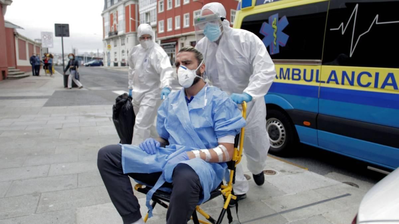 Chico, tras salir de la ambulancia para regresar al hotel.