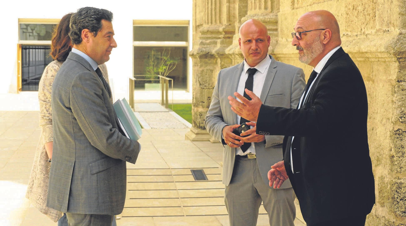 El portavoz parlamentario de Vox Andalucía, Alejandro Hernández, conversa con el presidente de la Junta, Juanma Moreno, en el exterior de la sala del Pleno de la Cámara. El portavoz parlamentario de Vox Andalucía, Alejandro Hernández, conversa con el presidente de la Junta, Juanma Moreno, en el exterior de la sala del Pleno de la Cámara.