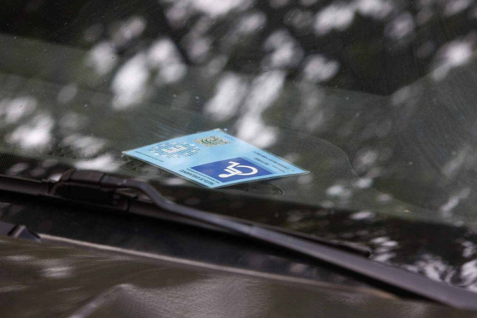 Una tarjeta de aparcamiento para minusválidos en el interior de un vehículo.