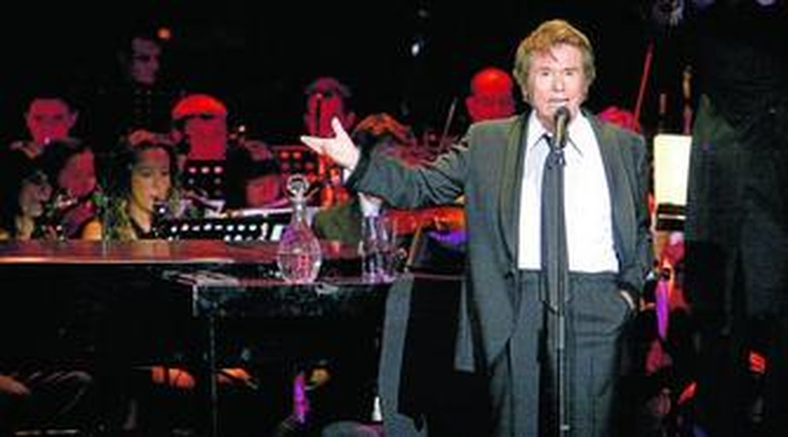 El carismático cantante interpretó sus éxitos acompañado por la Banda Sinfónica del Liceo de Música de Moguer.