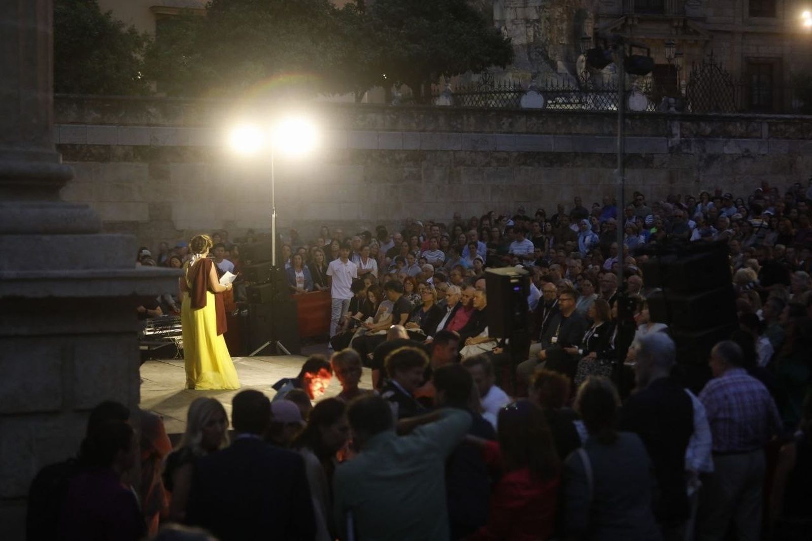 El espectáculo de danza española en la Puerta del Puente de Córdoba, en imágenes