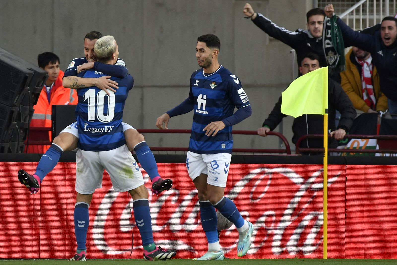 Canales abraza a Guardado en presencia de Ayoze.
