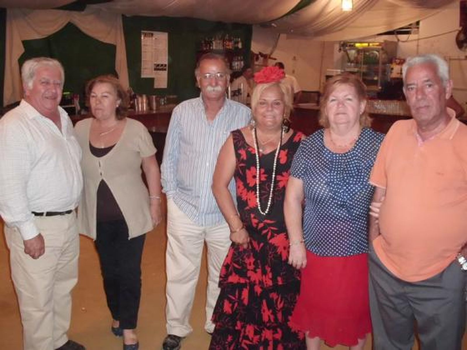 Antonio Cairón, propietario del establecimiento de prensa ubicado en la calle Valdés, junto a Pepe Zaragozín y Tomás García y sus  acompañantes.