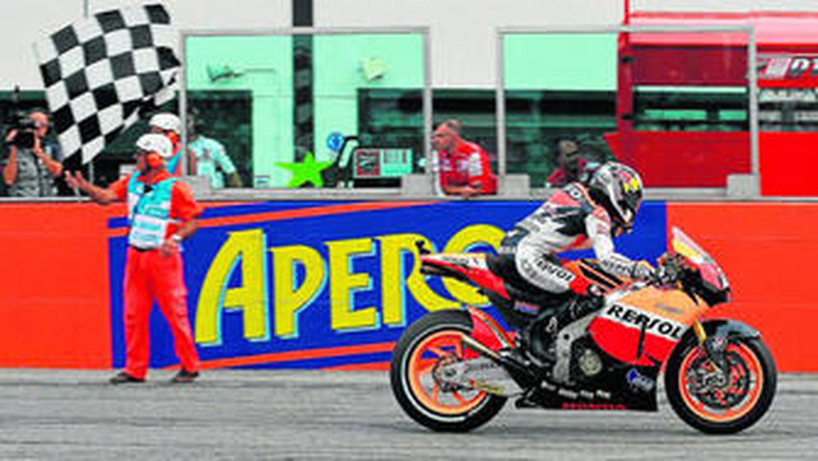 Dani Pedrosa cruza la línea de meta del circuito de Misano en primera posición.