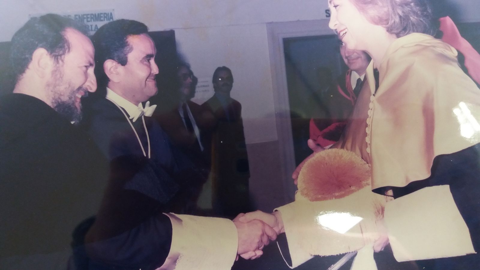 Alberto Fernández, saludado por la Reina Sofía