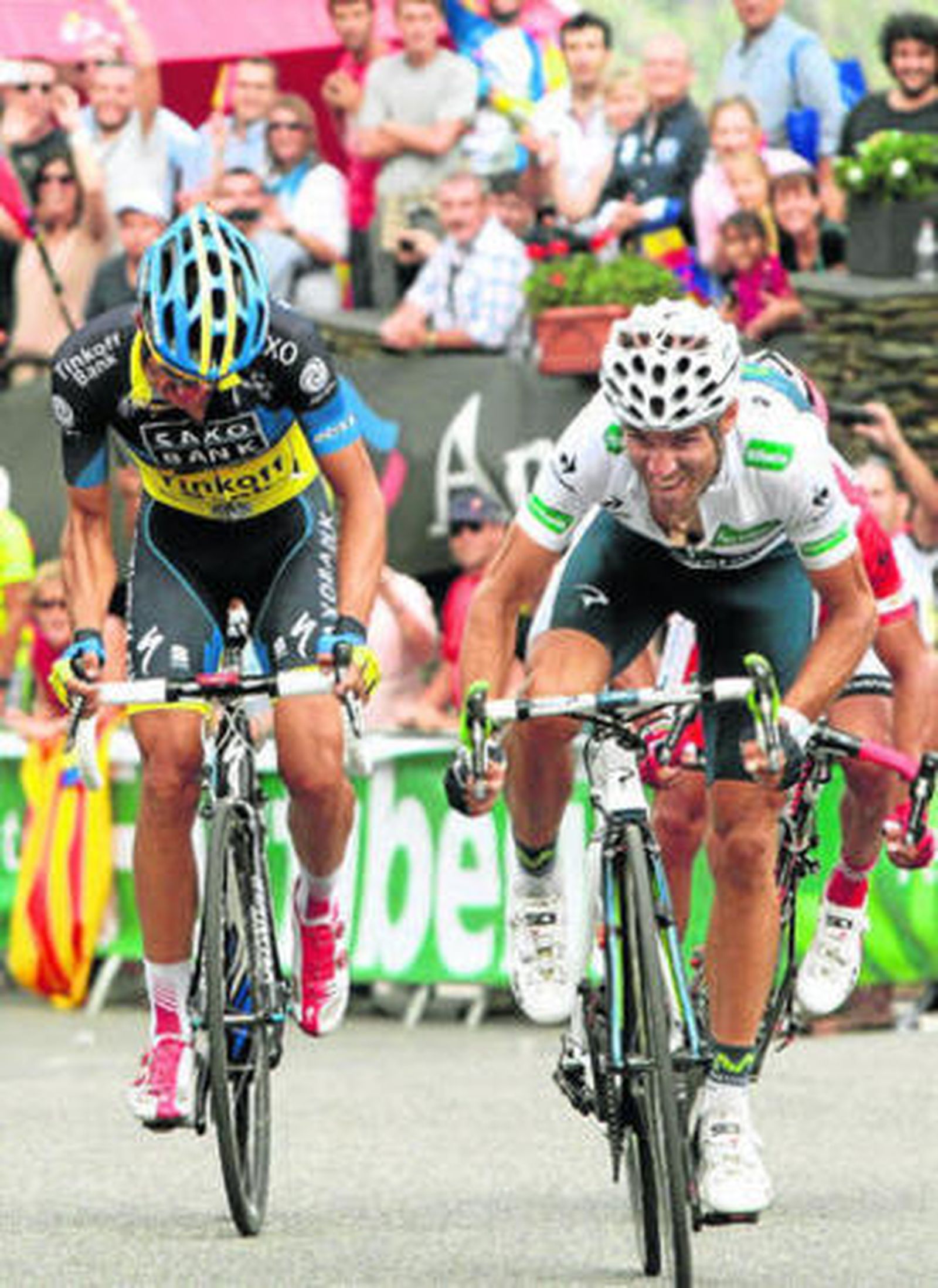 Valverde se retuerce para cruzar primero la línea de meta, con Contador a su lado y Purito, detrás.