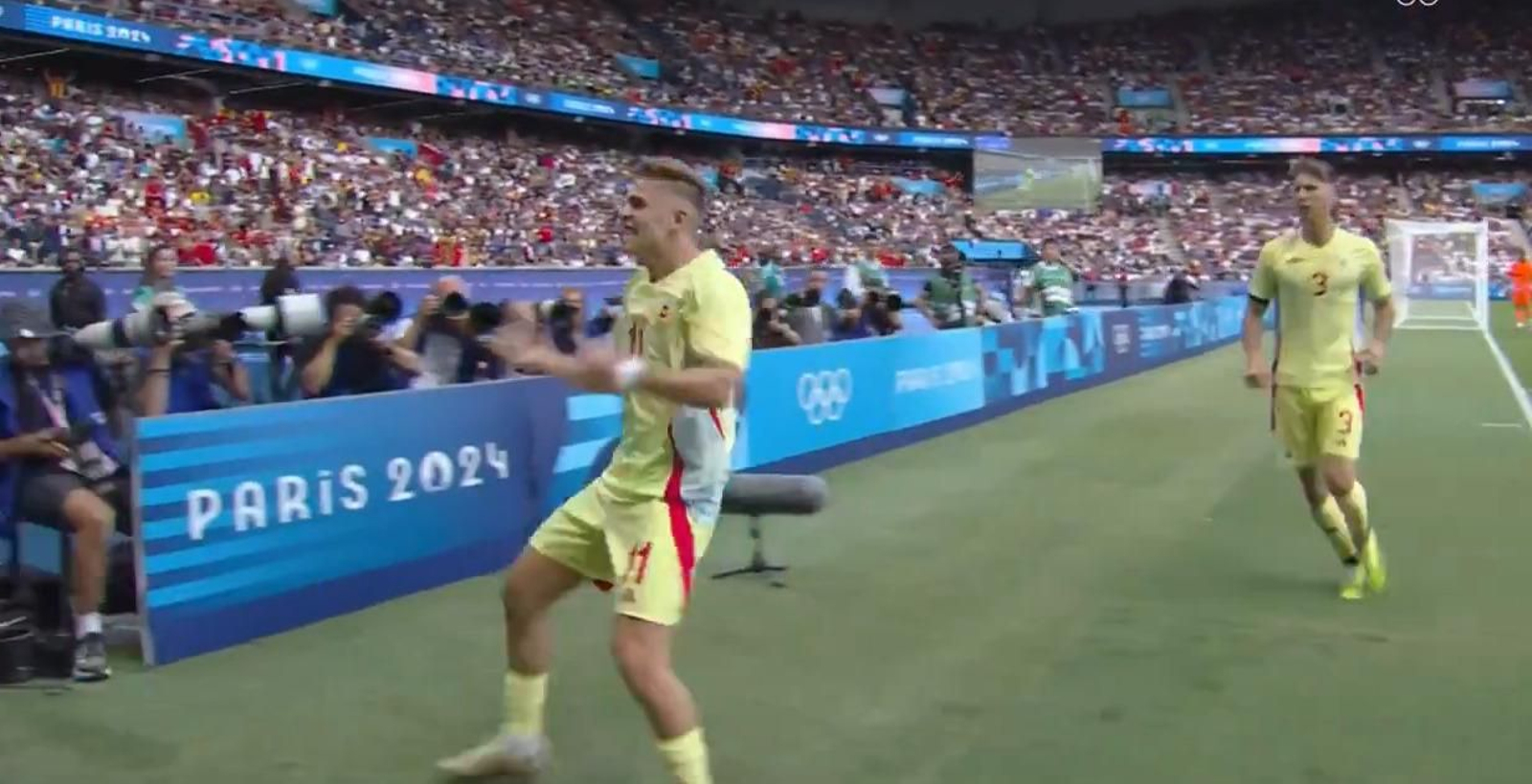 Fermín López celebra el primero de sus goles.