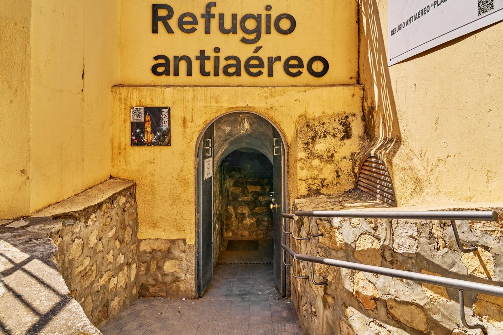 La entrada al Refugio antiaéreo Plaza Santiago, a escasa profundidad del nivel del suelo, lo que no garantiza la seguridad que se le supone.
