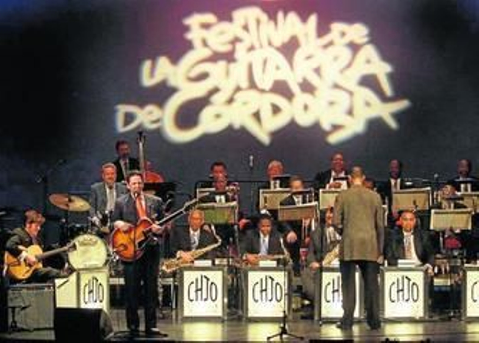 Pizzarelli, de pie con la guitarra, y la orquesta, en su concierto en Córdoba.