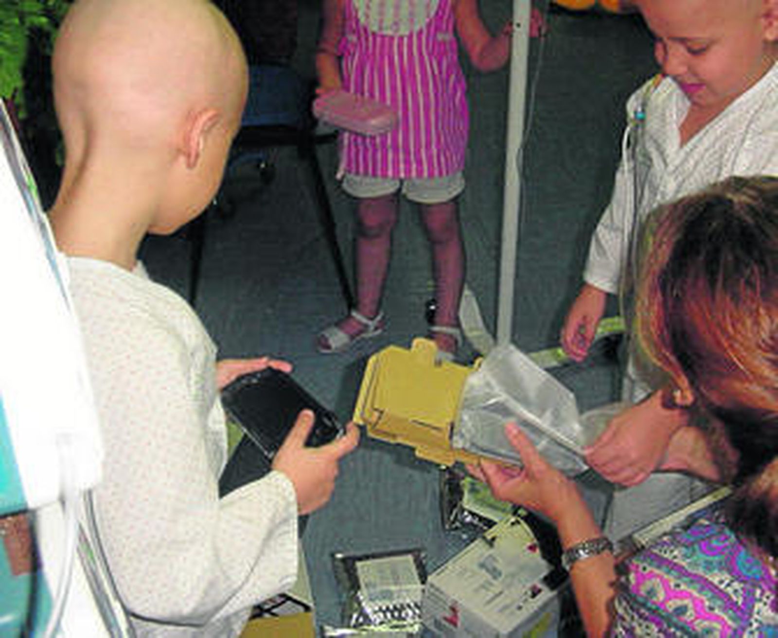 Niños con cáncer en una de las actividades que realizan en el Hospital Torrecárdenas.