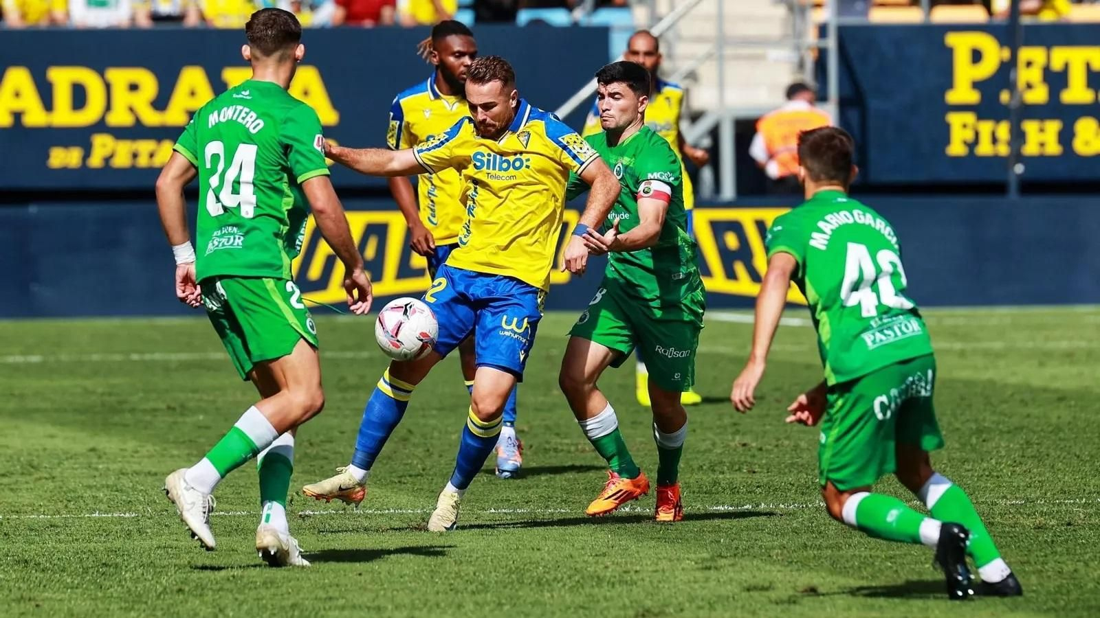 Ontiveros con el balón rodeado de jugadores del Racing en la cita de la pasada temporada.