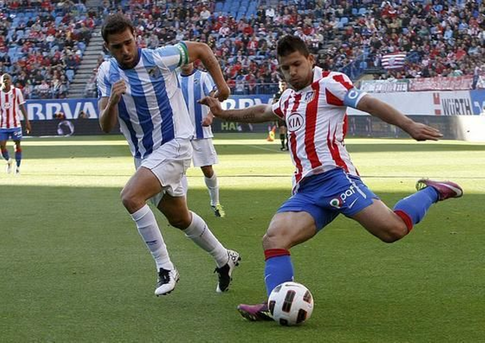 El Málaga golea al Atlético en el Calderón (0-3). / EFE