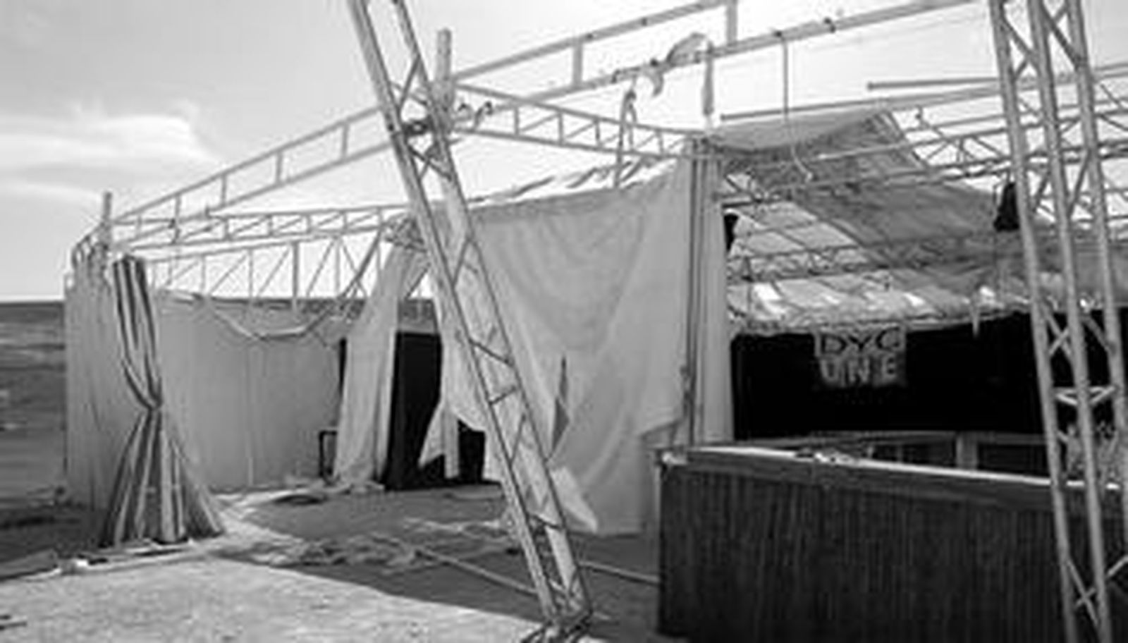 Así quedó una de las casetas de la Feria de San José del Valle abatidas por el viento.