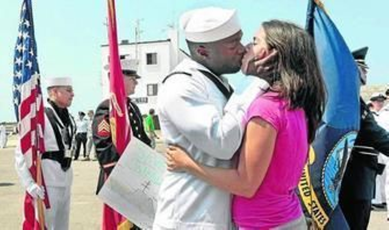 Una pareja norteamericana se besa en la Base Naval de Rota.