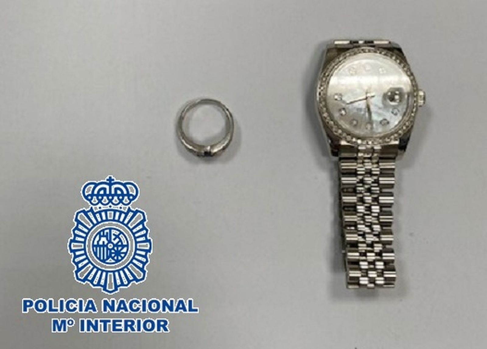 El reloj de alta gama y una alianza de oro blanco, supuestamente, robadas.