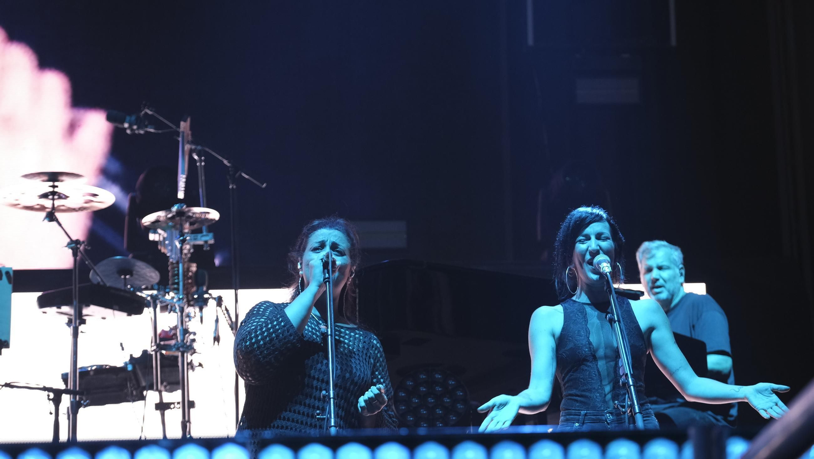 El concierto de Melendi llena de fans la Plaza de Toros de Almería, en imágenes