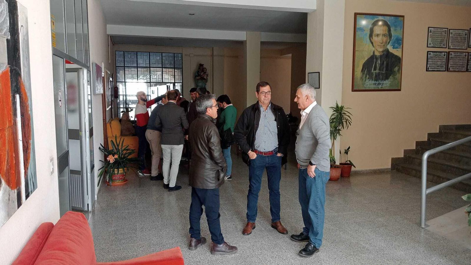 La visita ha recorrido las aulas del colegio.