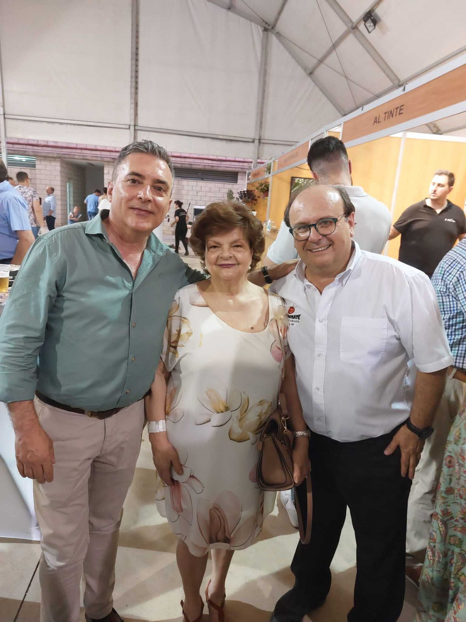 La bloguera gastronómica Chary Serrano tampoco faltó a su cita con Bujalance y posó junto a Paco Mulero y Alfonso Tello, del Bar Tomate
