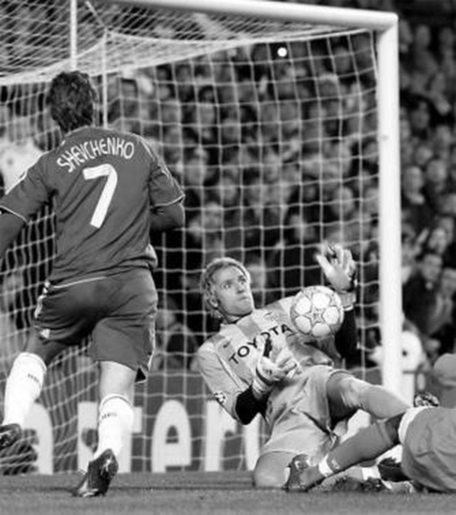 Cañizares detiene el balón en presencia de Shevchenko.