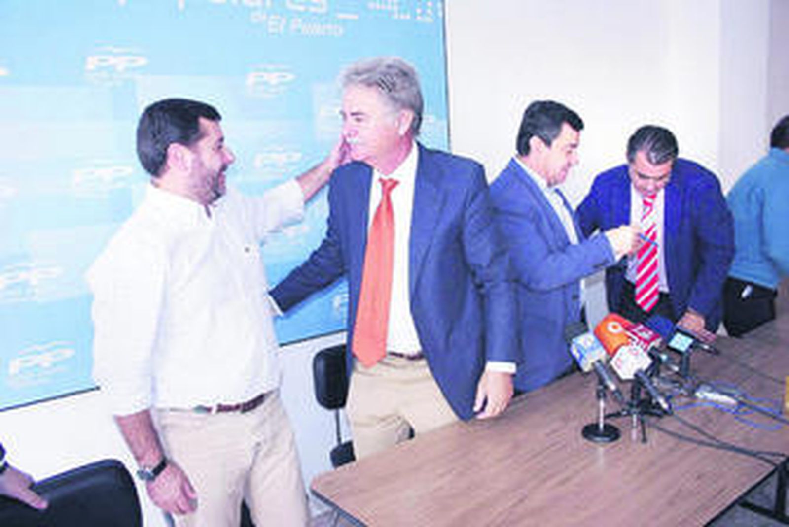 Alfonso Candón abraza a Aurelio Sánchez tras el anuncio de su dimisión en la que también estuvo José Loaiza y Enrique Moresco.