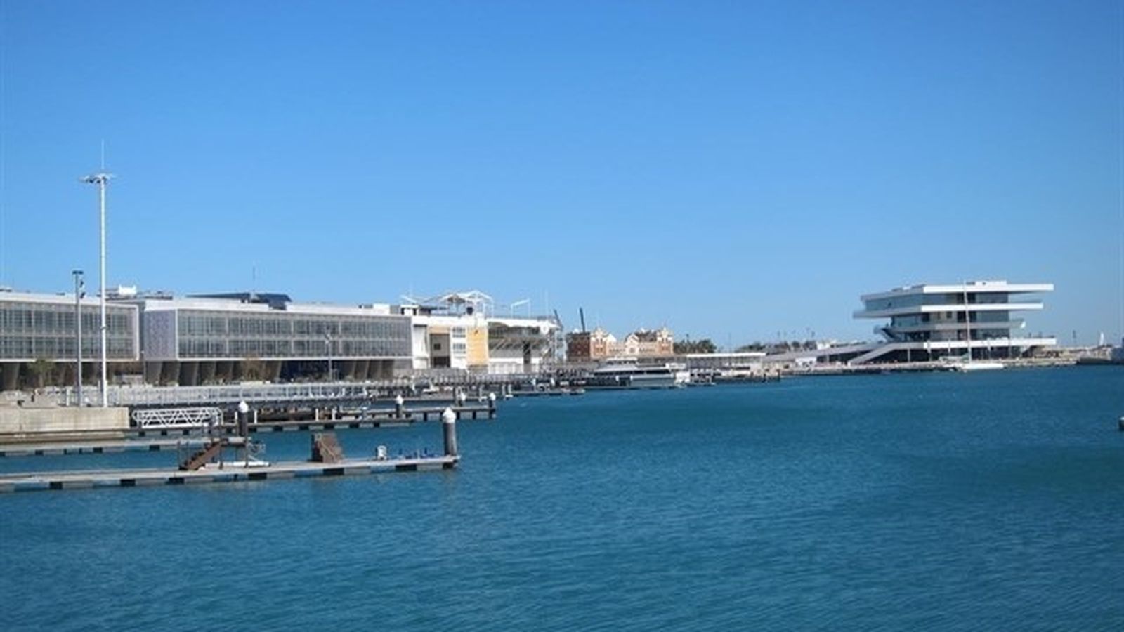 Entorno de la base del puerto de Valencia donde se alojará a los refugiados.