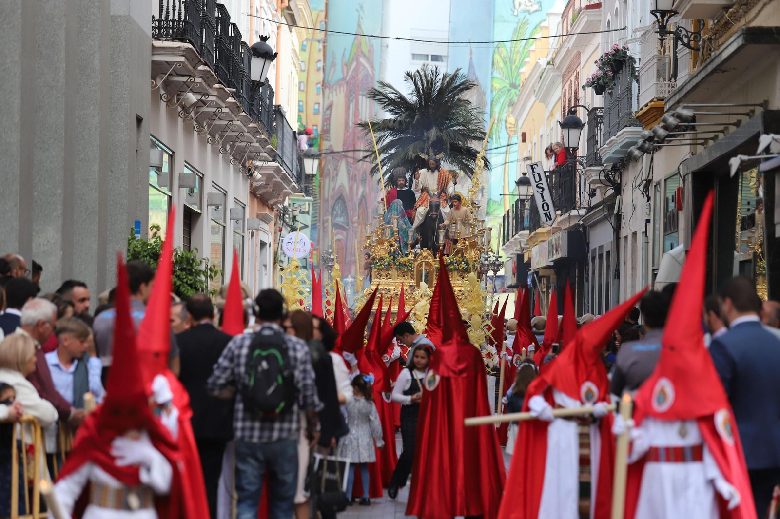 Imágenes del recorrido de la Borriquita  por las calles de Huelva