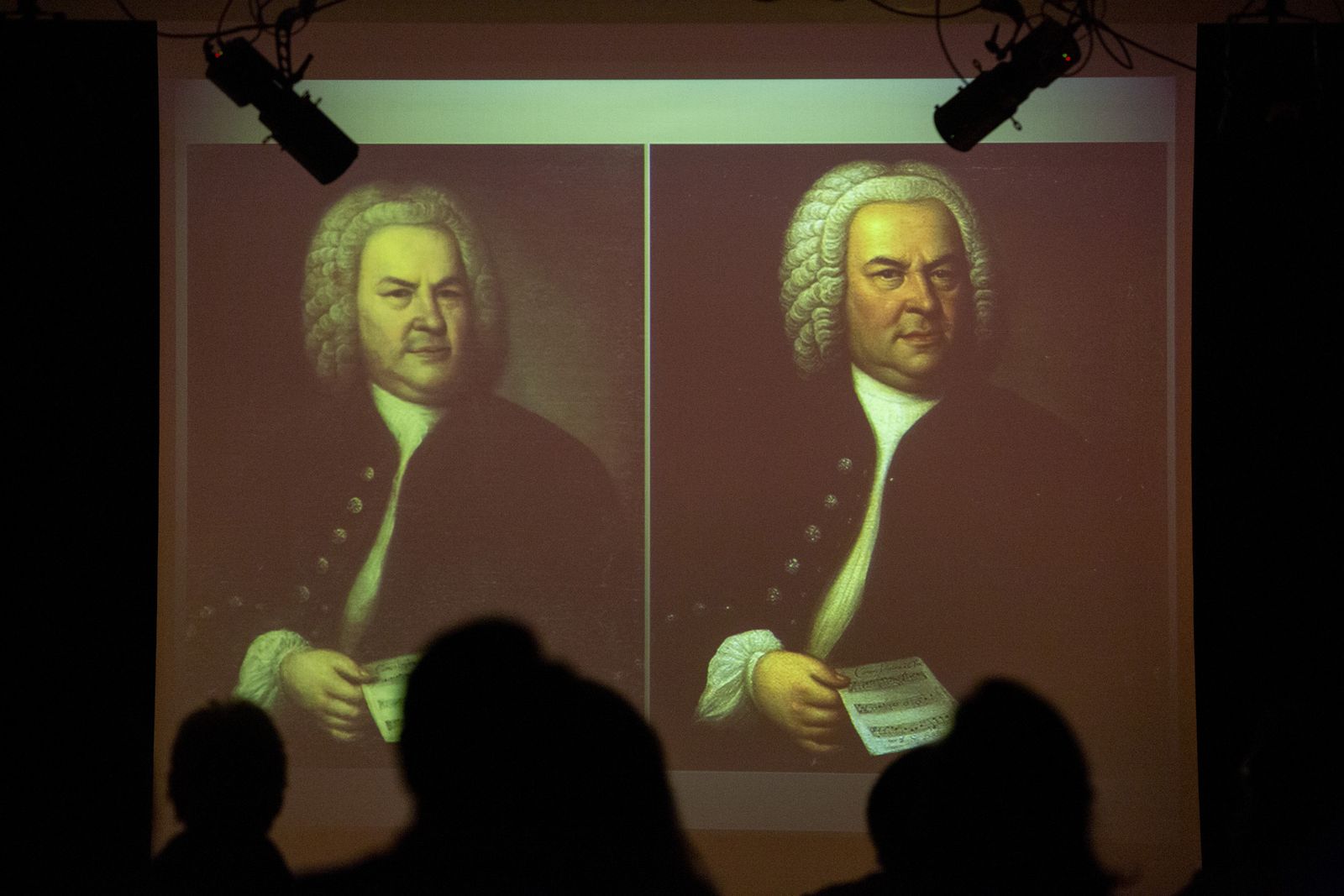 Retratos de Bach proyectados durante la conferencia del musicólogo, crítico y traductor Luis Gago.