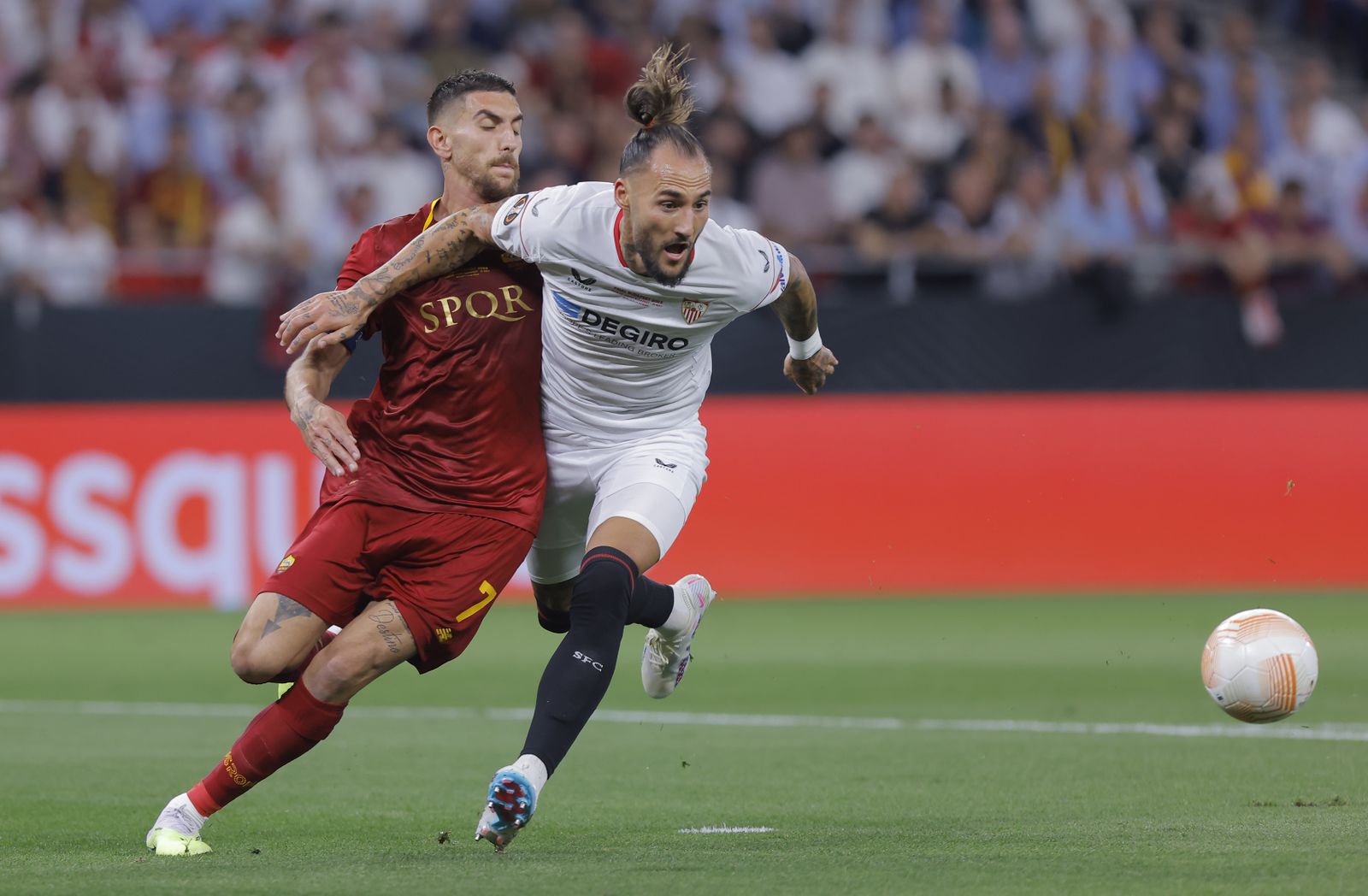 Gudelj se adelanta a Pellegrini en una acción del partido.