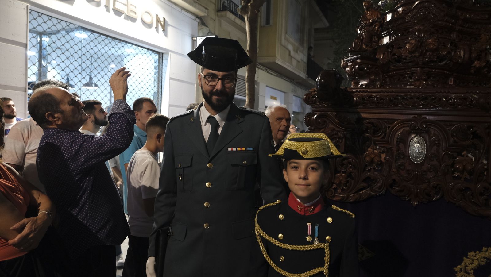 Imágenes de La Magna por las calles de Almería