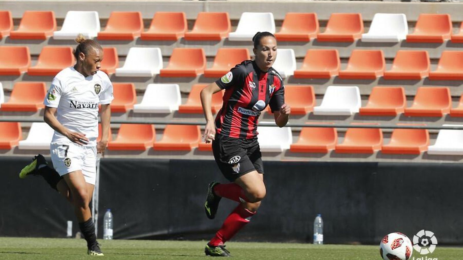 Cinta Rodríguez se marcha de una jugadora rival.
