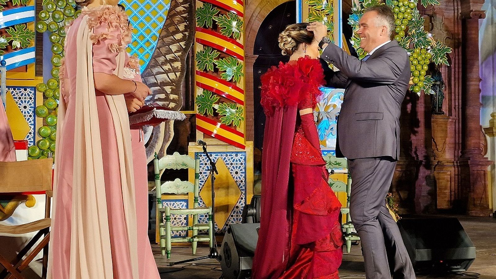 El alcalde corona a la Reina de la Vendimia.