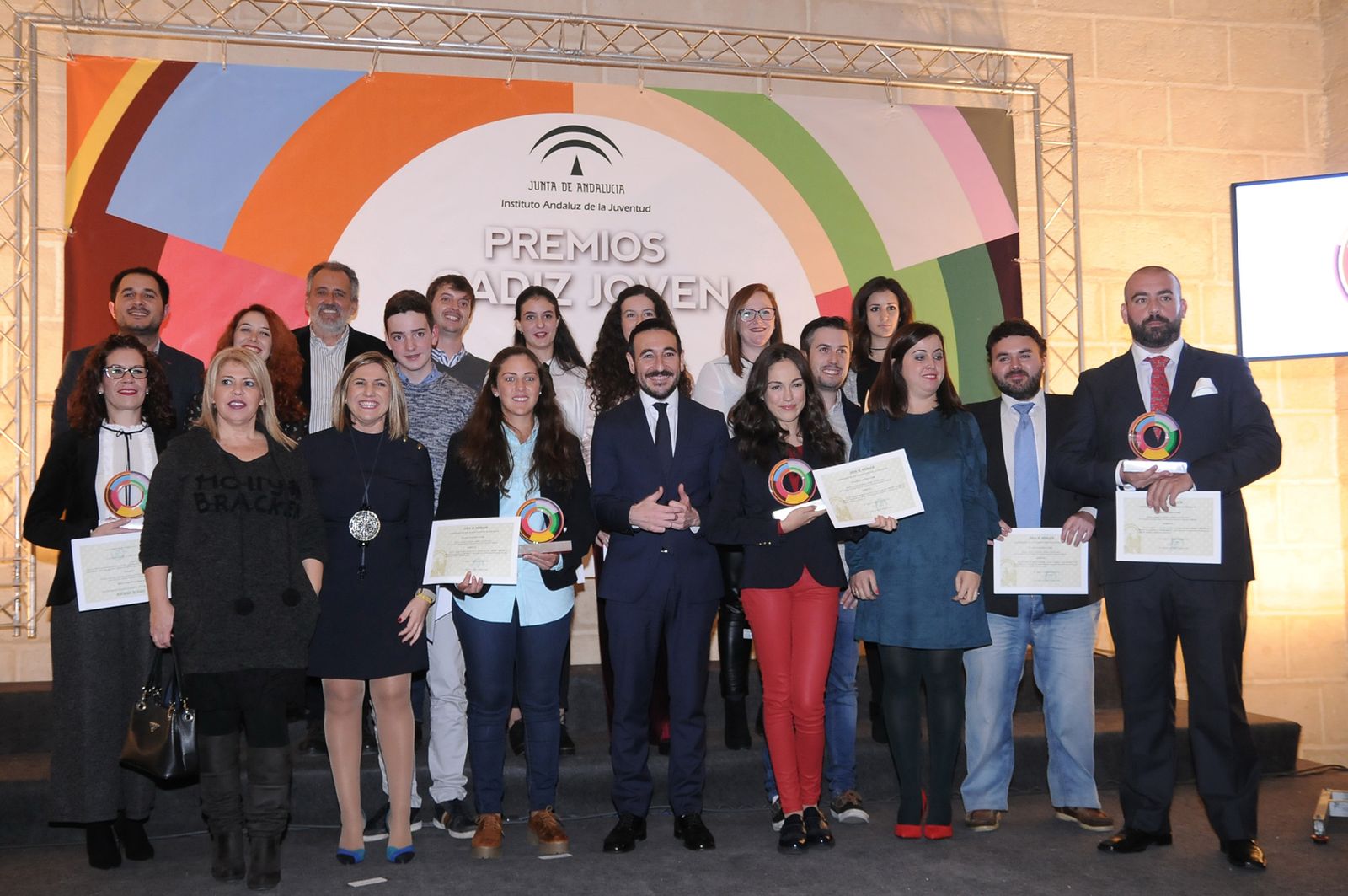 La Junta premia a la cantante chiclanera María Parrado