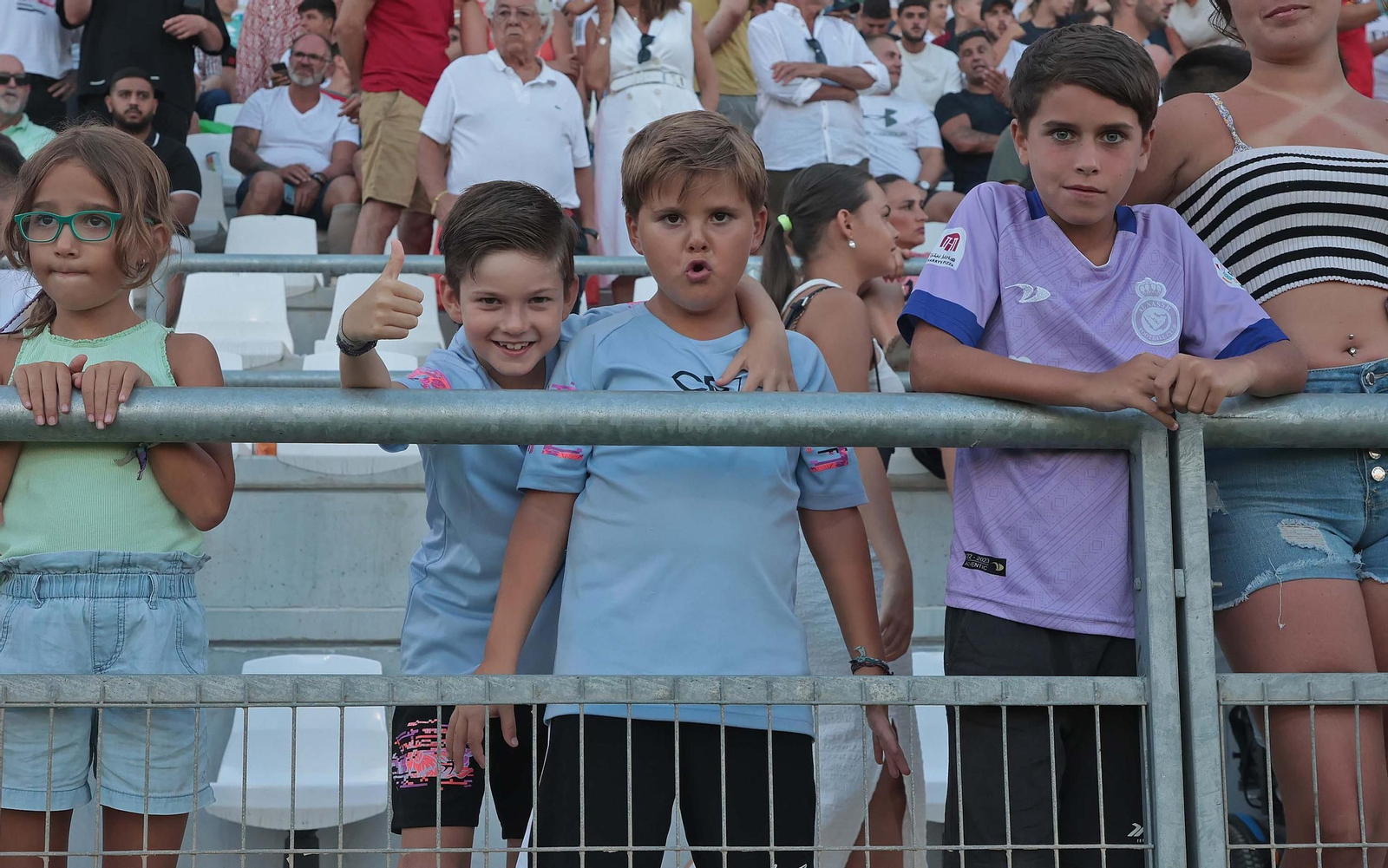 Búscate durante el Granada - Al Nassr en el Ciudad de La Línea
