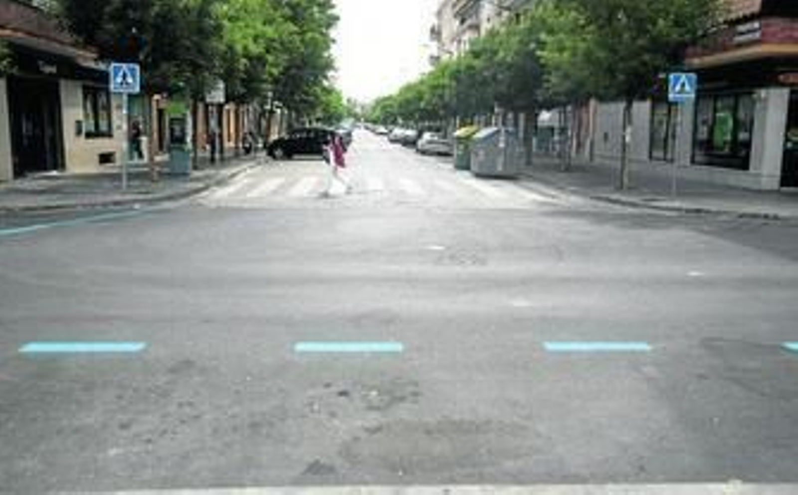 Calle de Bami con estacionamientos regulados por la zona azul prácticamente vacíos.