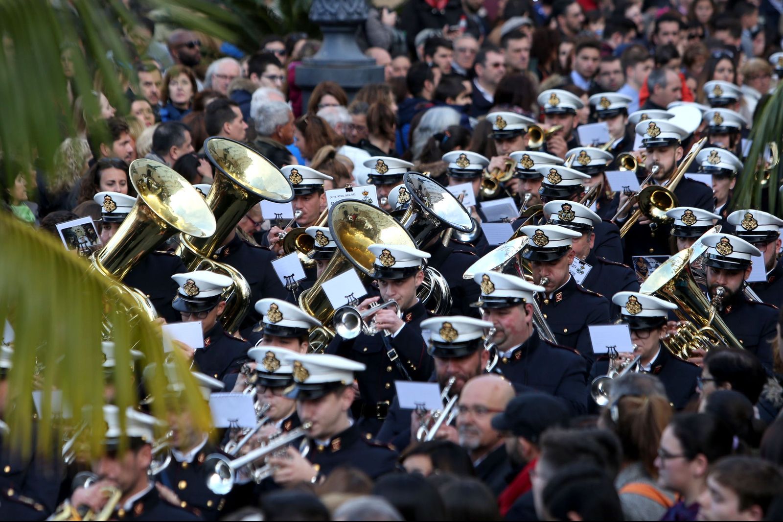 La Banda del Rosario actúa por una calle de Cádiz.