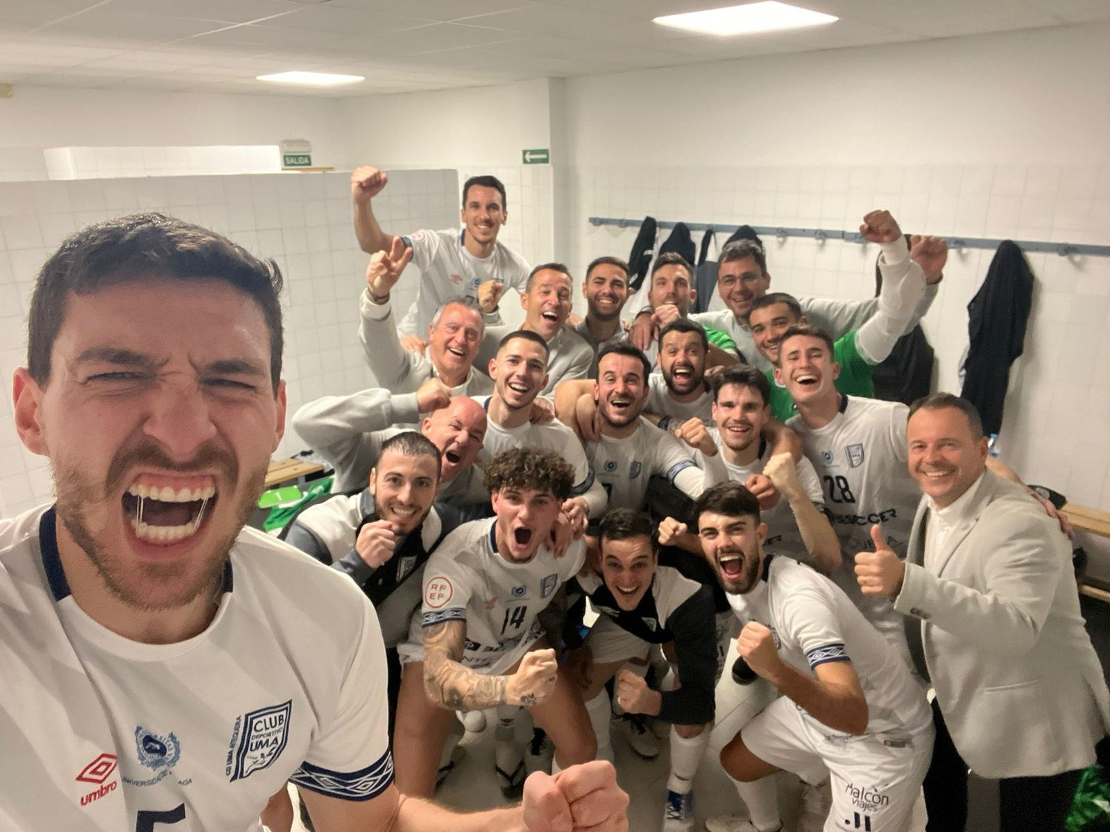 La plantilla del UMA Antequera celebra la victoria.