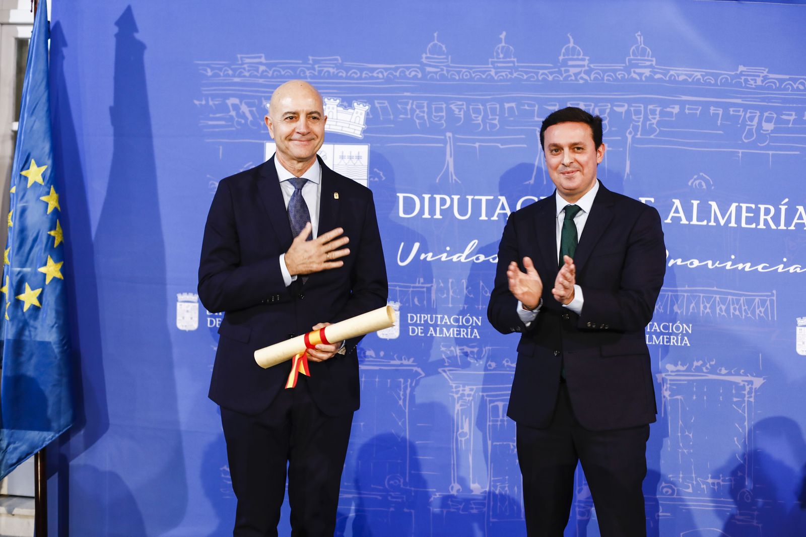 Diego Martínez Cano, tras recoger el Escudo de Oro de la Provincia de manos del presidente de la Diputación Provincial de Almería.