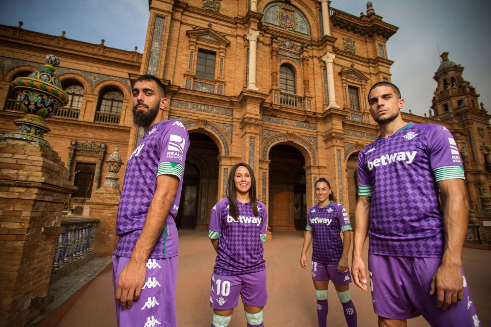 Borja Iglesias, Bartra, Mari Paz Vilas y Nuria Ligero posan con las nuevas equipaciones.