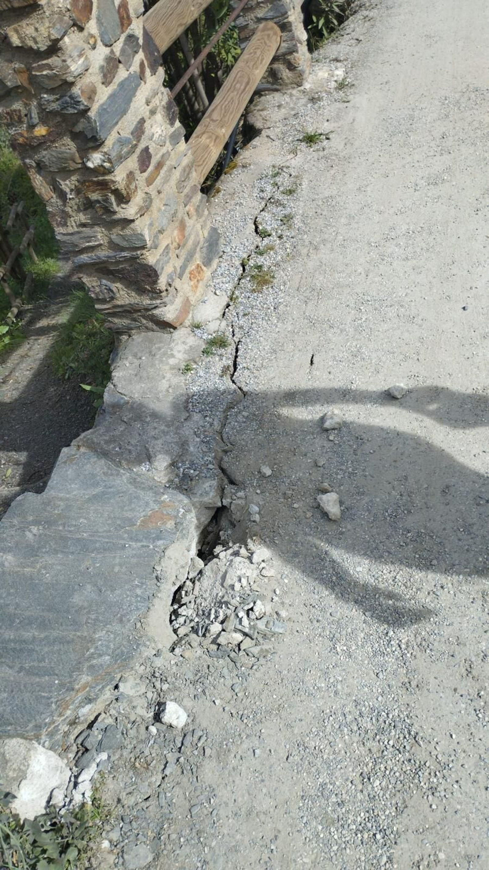 Grietas en el puente del tranvía sobre el río Maitena