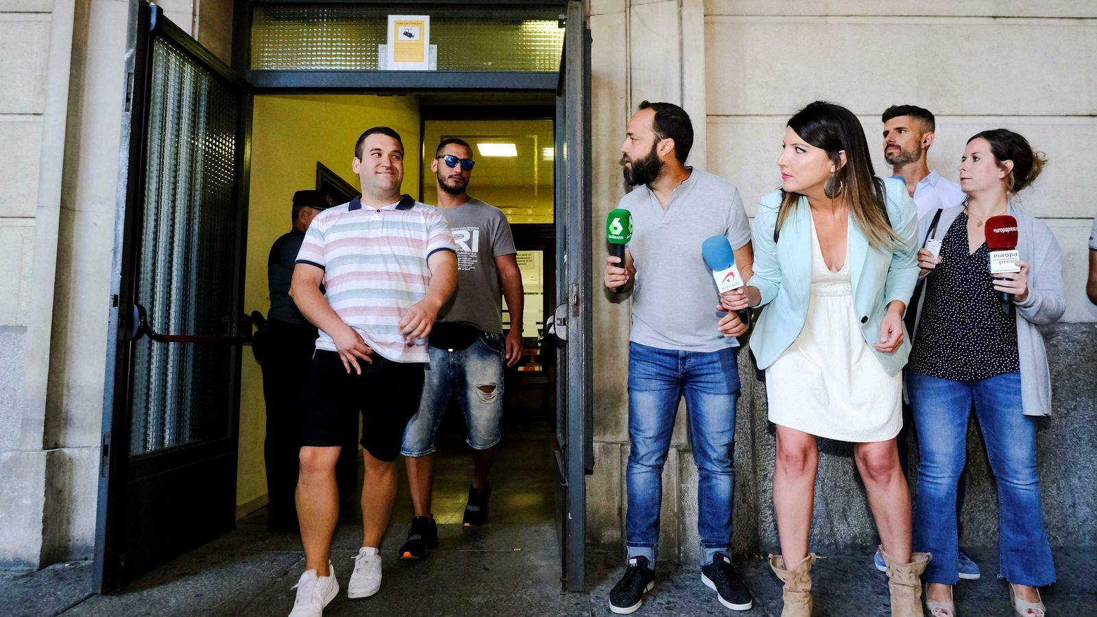 Prenda y Cabezuelo a la salida de los juzgado, tras firmar