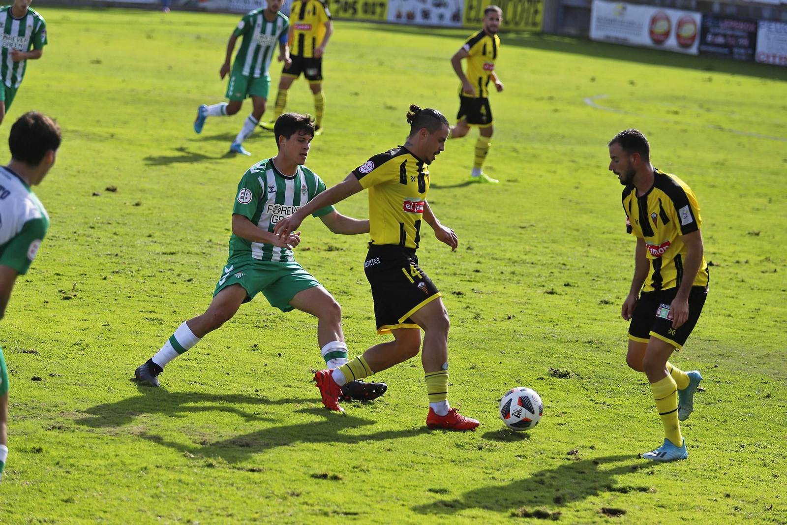 Imágenes destacadas del encuentro entre el San Roque de Lepe y Betis Deportivo
