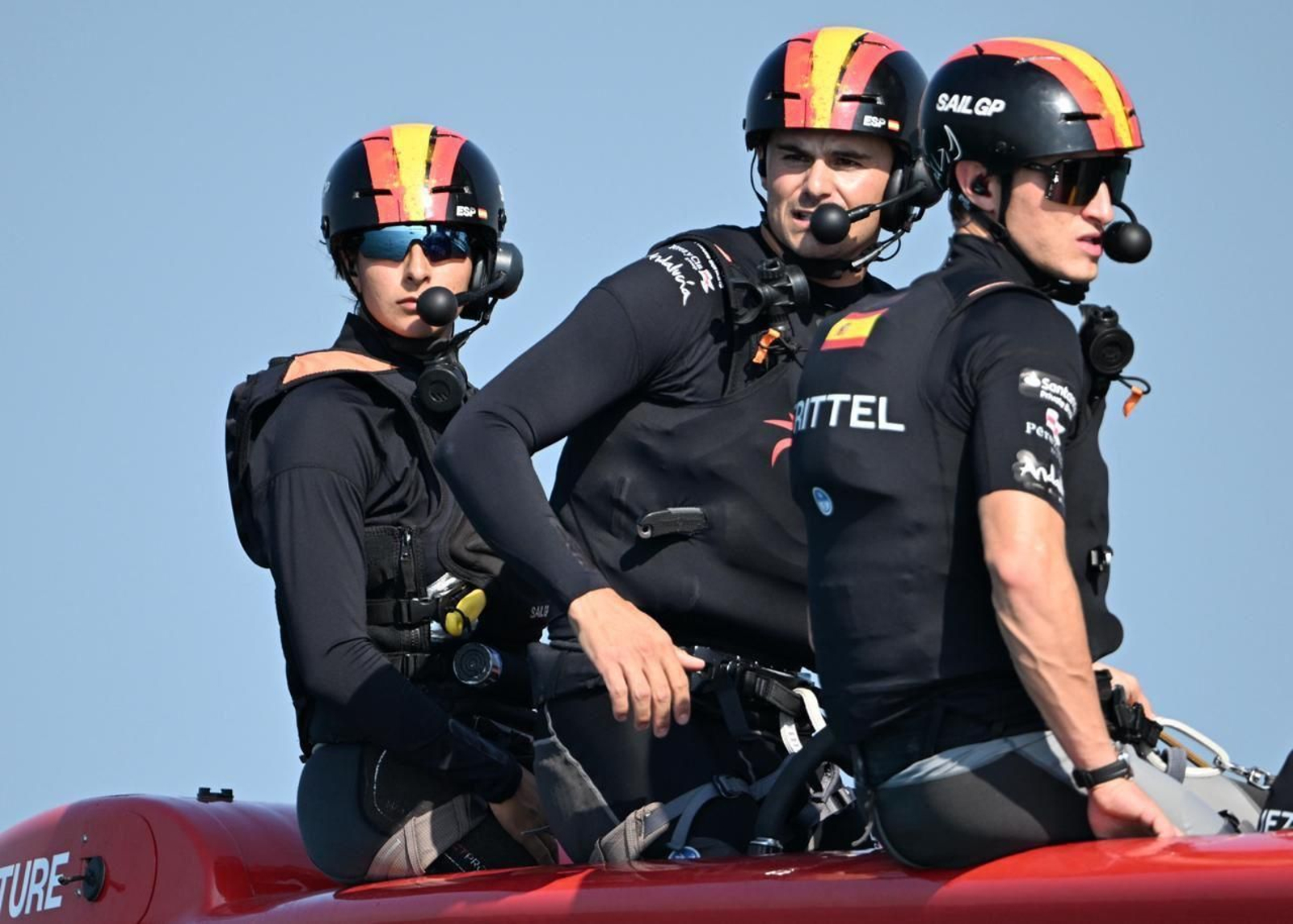 La gaditana Sol López (a la izquierda), junto a Diego Botín y Florian Trittel en el F50 Victoria, que está disputando el Gran Premio de Abu Dhabi de Sail GP.