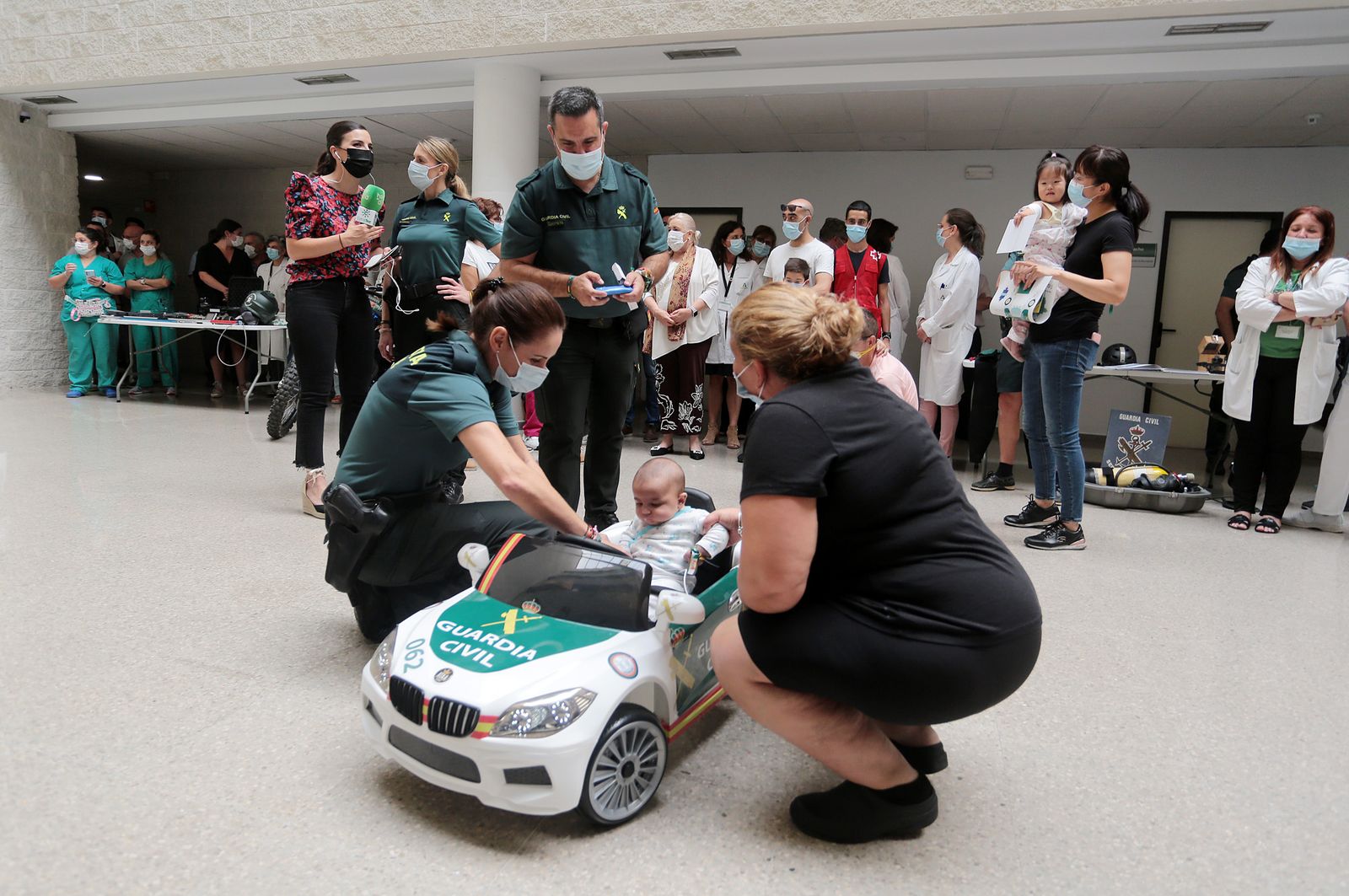 Imágenes de la exhibición de la Guardia Civil en el Hospital Juan Ramón Jiménez con motivo del 35 aniversario de la incorporación de la mujer