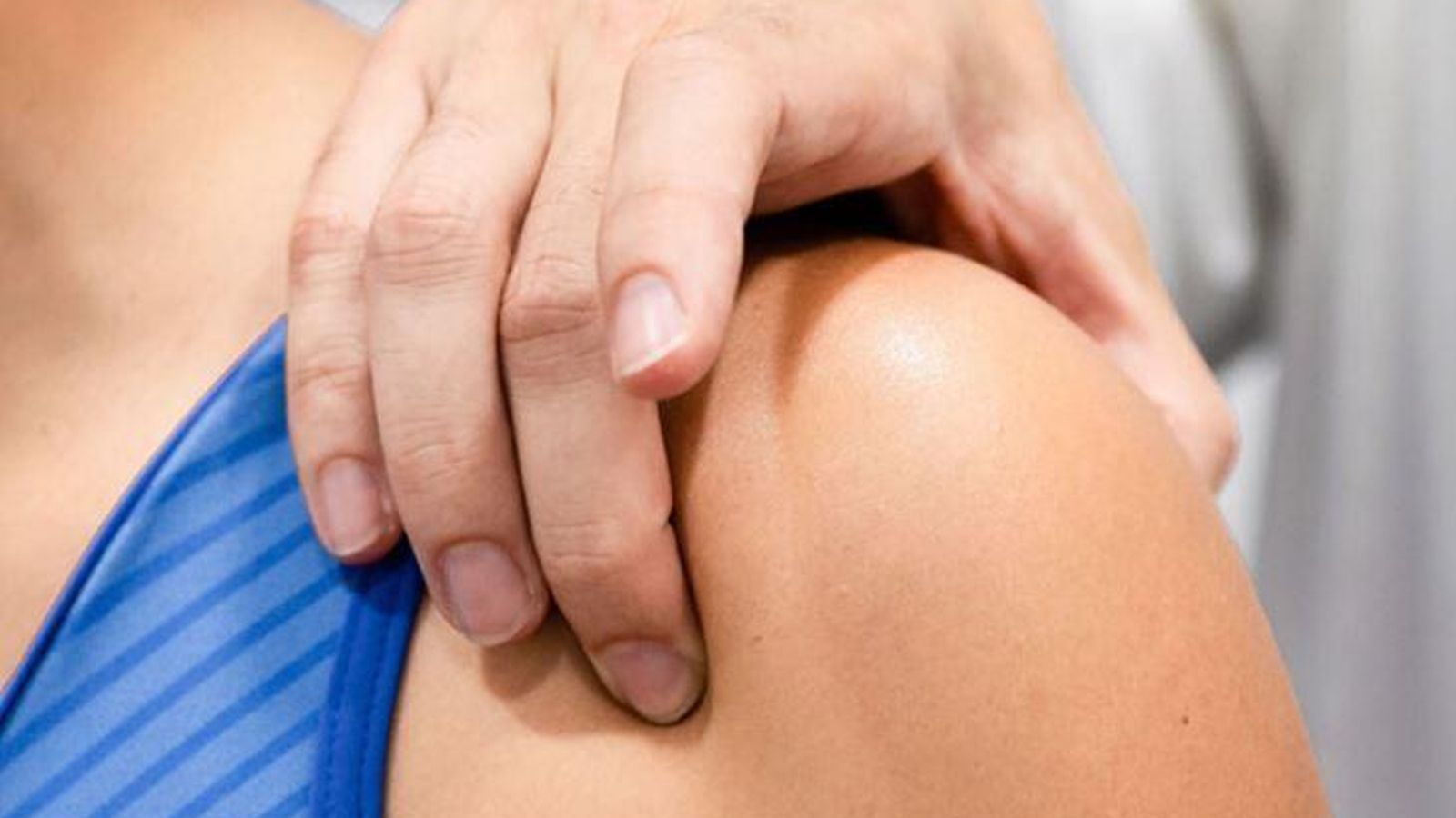 Un trauma comprueba la estabilidad del hombro de un deportista.