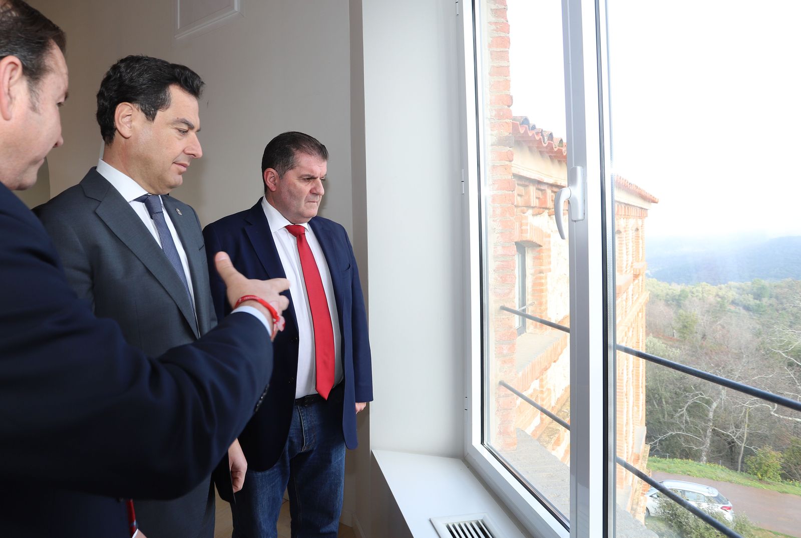 Imágenes de la visita del presidente de la Junta, Juanma Moreno a Jabugo, Ayuntamiento y sede de la DO Jabugo.