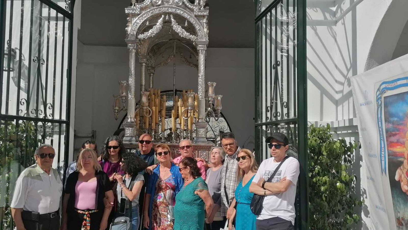 Foto de familia de todos los participantes en la visita.