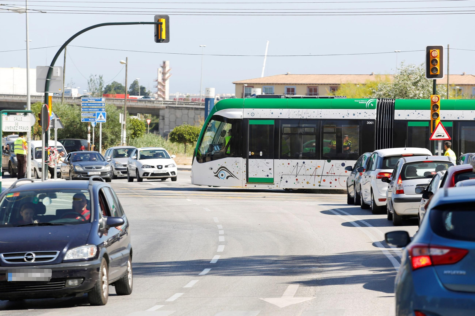 Los trenes ensayan el sistema de semáforos en los cruces de tráfico, especialmente en la zona del Clínico y campus universitario de Teatinos.